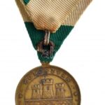 1887. 'Kolozsvár / Hódolat a magyar királynak 1887 szept. 22-24' bronz emlékérem füllel, zöld-fehér mellszalagon (32mm) T:2 karc, ph. - Image 2