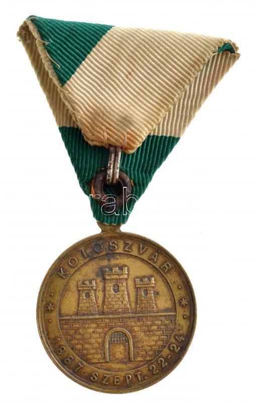 1887. 'Kolozsvár / Hódolat a magyar királynak 1887 szept. 22-24' bronz emlékérem füllel, zöld-fehér mellszalagon (32mm) T:2 karc, ph. - Image 2