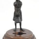 Jelzés nélkül: Vízhordó lány. Bronz, fa talapzaton, fején kis sérülés, m: 17 cm
