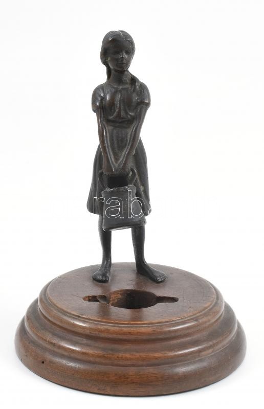 Jelzés nélkül: Vízhordó lány. Bronz, fa talapzaton, fején kis sérülés, m: 17 cm