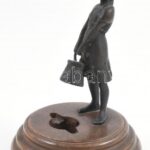 Jelzés nélkül: Vízhordó lány. Bronz, fa talapzaton, fején kis sérülés, m: 17 cm - Image 2
