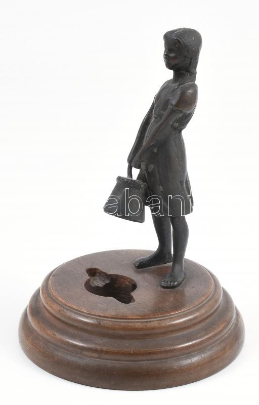 Jelzés nélkül: Vízhordó lány. Bronz, fa talapzaton, fején kis sérülés, m: 17 cm - Image 2