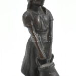 Jelzés nélkül: Vízhordó lány. Bronz, fa talapzaton, fején kis sérülés, m: 17 cm - Image 3
