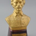 Jelzés nélkül: Petőfi büszt. Aranyozott fém, fa talapzaton, gravírozott fém táblával, m: 31 cm