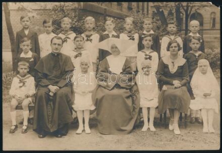 cca 1920 Nevelőintézeti csoportkép pap, apáca, polgári nevelő. Kis sarokhiány. 21x15 cm