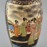 Japán díszváza, fajansz, jelzett, 1900-20. körül. Kopásnyomokkal, m: 32,5 cm