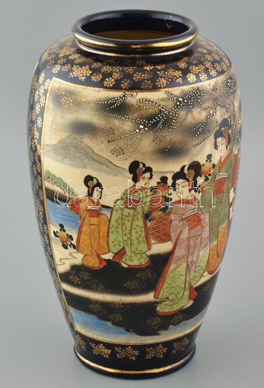 Japán díszváza, fajansz, jelzett, 1900-20. körül. Kopásnyomokkal, m: 32,5 cm