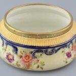 W&R Carlton porcelán kínáló tál jelzett ezüstözött alpakka peremmel. Kézzel festett, hajszálrepedéssel. d: 23 cm