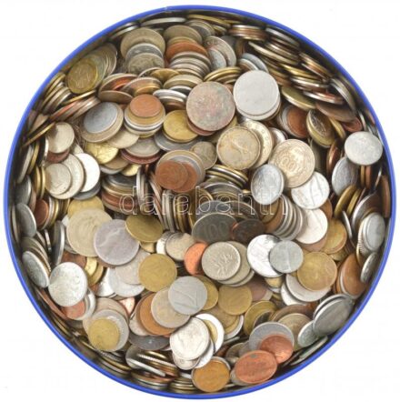Vegyes, főleg külföldi érmetétel ~5,2kg súlyban, fém dobozban T:vegyes Mixed, mostly foreign coin lot (~5,2kg) in metal box C:mixed