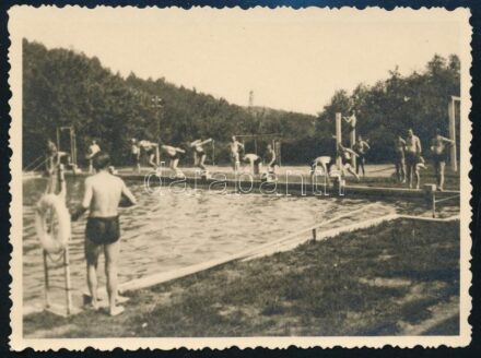 1944 Mátrafüred, fürdőzők, hátoldalon feliratozott fotó, 8,5×11,5 cm