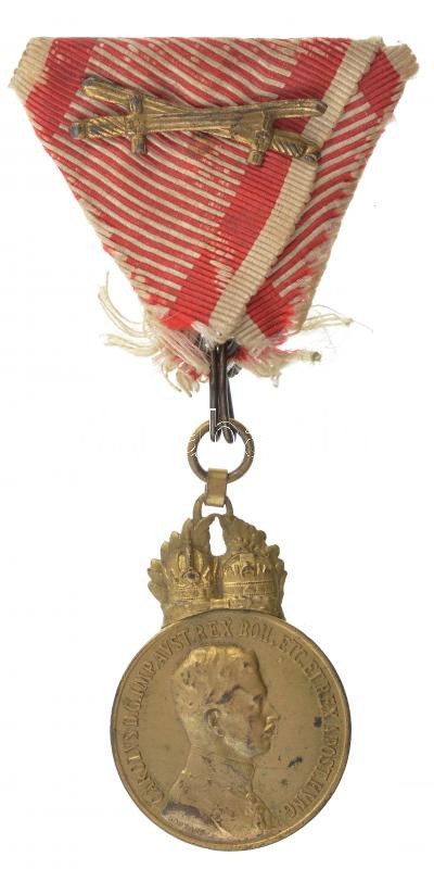 1917. 'Károly Bronz Katonai Érdemérem a katonai érdemkereszt szalagján, kardokkal' aranyozott bronz kitüntetés, erősen kopott eredeti mellszalaggal, 'BRONZE' jelzéssel a peremen. Szign.: Kautsch T:1-,2 kissé aranyozás kopott Hungary