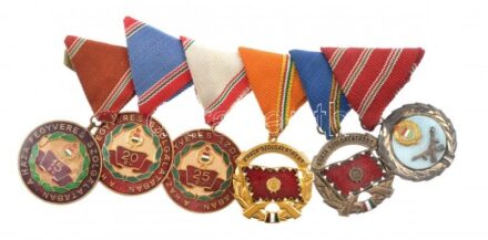 1957. 'Szolgálati Érdemérem' zománcozott kitüntetés mellszalagon + 1964. 'A Haza Szolgálatáért Érdemérem arany és ezüst fokozat' zománcozott Br kitüntetés mellszalagon (2xklf) + 1965. 'Szolgálati Érdemérem - A Haza Fegyveres