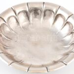 Ezüst (Ag) Art Deco kínálótál, jelzett, korának megfelelő állapotban, d: 22 cm, nettó: 323g