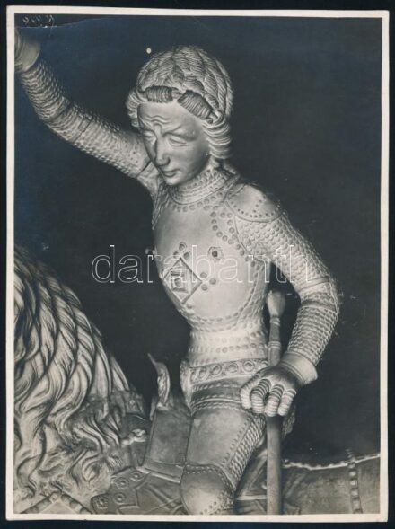 cca 1930 Kolozsvári Szent György-szobor, hátoldalon feliratozott fotó, felületén törésnyom, 23,5×17,5 cm