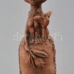 Budavox jelzéssel: Kerámia kislány galambbal, alján kisebb sérüléssel, m: 16,5 cm
