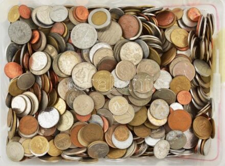 Vegyes, magyar és külföldi érmetétel ~4,8kg súlyban, műanyag dobozban T:vegyes Mixed, Hungarian and foreign coin lot (~4,8kg) in plastic box C:mixed