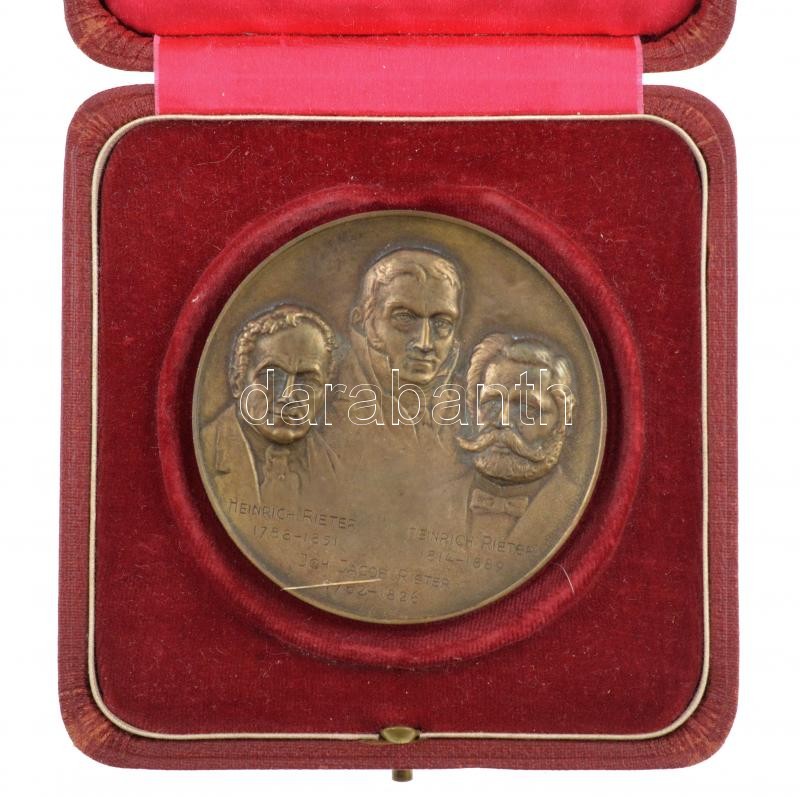 Svájc 1945. 'Joh. Jacob Rieter 1762-1826, Heinrich Rieter 1788-1851, Heinrich Rieter 1814-1889 / Joh. Jacob Rieter & Cie Winterthur 150 Jahre - 1795-1945' bronz emlékérem eredeti tokban (60mm) T:1-,2 Switzerland 1945. 'Joh. Jacob Rieter - Image 3