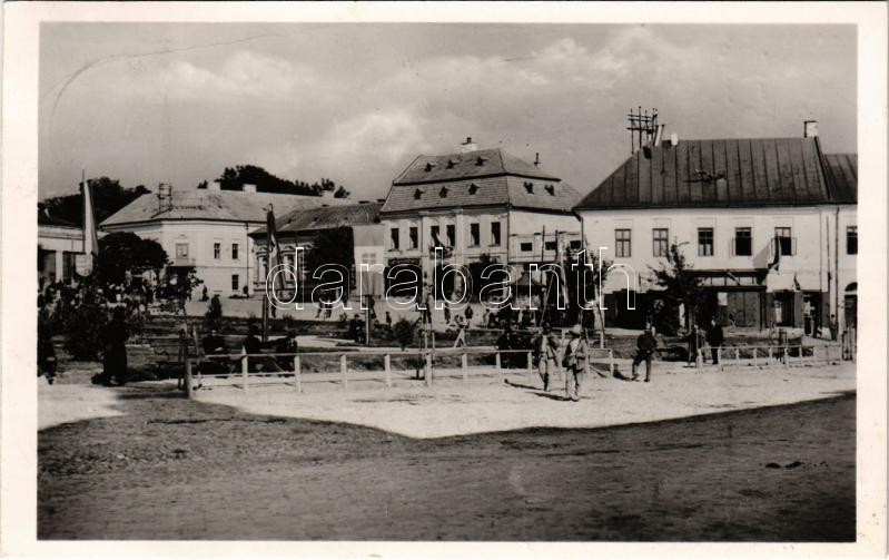 1940 Dés, Dej; Piactér a bevonulás idejéről, horogkeresztes zászló, magyar címer és zászlók, Gyógyszertár / entry of the Hungarian troops, market square with Hungarian flags and coat of arms, swastika flag, pharmacy (ragasztónyom /