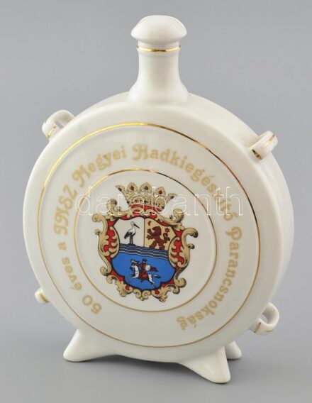 Hollóházi Szolnok város címerével díszített kulacs. Kézzel festett, jelzett, hibátlan. 20 cm