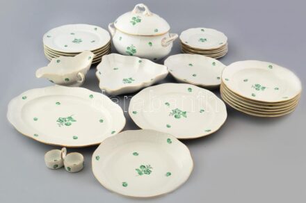 Herendi 26 részes étkészlet, zöld virágmintás, jelzett, 2db süteményes, 1 db lapos, és főzelékes restaurált.