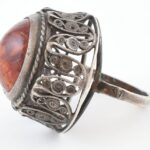 Ezüst (Ag) gyűrű, borostyánnal. Jelzett. 9,1 g m:56