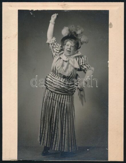cca 1930 Hölgy jelmezben, kartonra ragasztott fotó Angelo műterméből, 17,5×10,5 cm