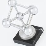 A brüsszeli Atomium emlékmű kis makettje, fém, márvány talapzaton, m: 16 cm - Image 2
