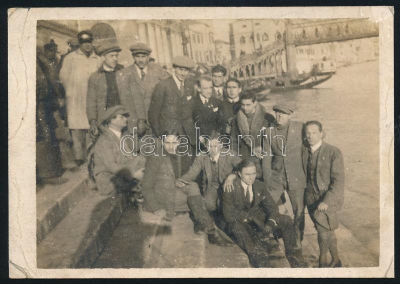 1924-1925 Fotó az FTC túrájáról Velencéből, fotólap hátoldalon feliratozva, szélein törésnyomok, 8,5×12 cm