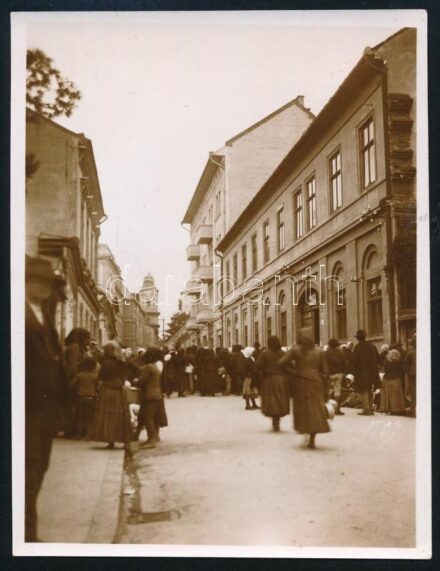 1912 Kolozsvár, utcai vásár, háttérben a piarista templom, 11,5×9 cm