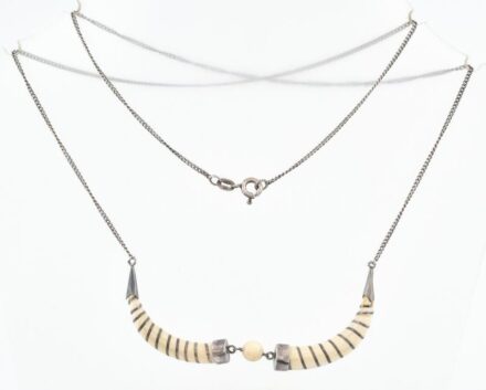 Ezüst (Ag) nyaklánc, csont ékítéssel, jelzett, h: 59 cm, bruttó: 6,7 g