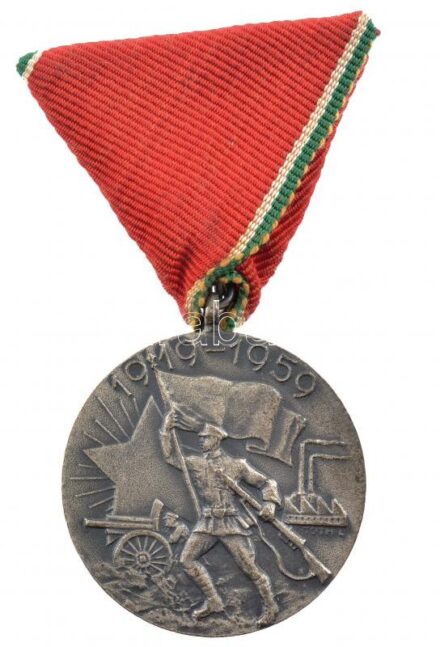 1959. 'Tanácsköztársasági Emlékérem' ezüstözött bronz kitüntetés, eredeti mellszalaggal T:1- NMK 701.
