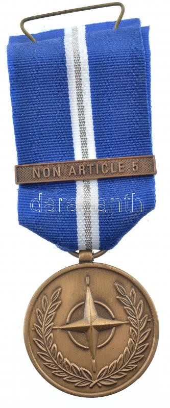DN 'NATO Érem - Nem 5-ös cikkely szerinti szolgálat' bronz kitüntetés mellszalagon eredeti tokban (35mm) T:1- ND 'NATO Medal - Non Article 5' bronze decoration on ribbon, in original case (35mm) C:AU