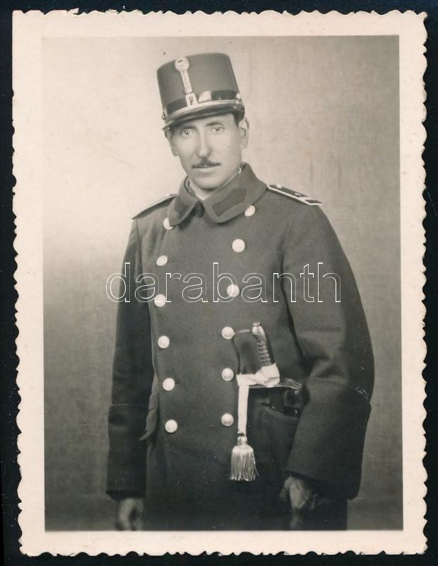 cca 1940-1950 Katonatiszt karddal, fotó, 9×7 cm