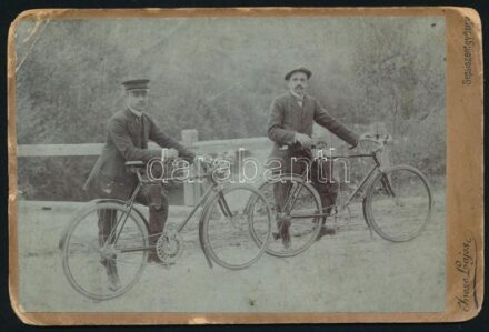 cca 1900 Kerékpáros férfiak (egyik Helical Premier kerékpárral), keményhátú fotó Incze Lajos sepsiszentgyörgyi műterméből, megviselt állapotban, 11×16 cm