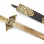 Kosfejes bronz vadász tőr, bőr tokkal. 26 cm