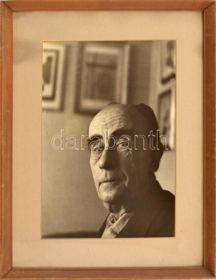 Kassák Lajos (1887-1967) avantgárd festőművész és író időskori portréja, jelzés nélküli fotó, 39×29 cm, üvegezett fakeretben