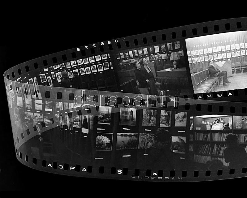 Egy fényképkiállításon készült felvételek, 24 db negatív kocka tekercsben