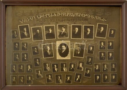 1913-1914 Vas utcai Felsőkereskedelmi iskola Felső B osztálya, tablófotó diákokkal és tanárokkal, díszes szecessziós ornamentikával. Üvegezett, kissé sérült fakeretben, 30x40 cm