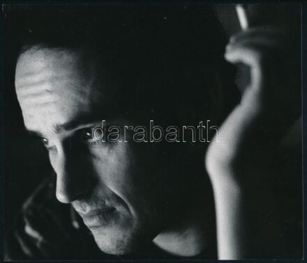 Szász János (1958-) Balázs Béla-díjas magyar színházi és filmrendező, Koncz Zsuzsa fényképész címkével jelzett fotója, 18x20,5 cm