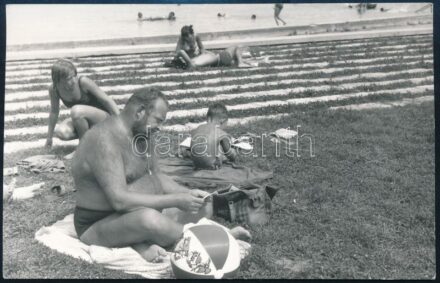 Abody Béla (1931-1990) József Attila-díjas magyar író, műfordító, irodalmi- és zenekritikus, humorista és szerkesztő, színházigazgató Tihanyban a gyerekével, 1970, fotó, jelzés nélkül, 9x14 cm