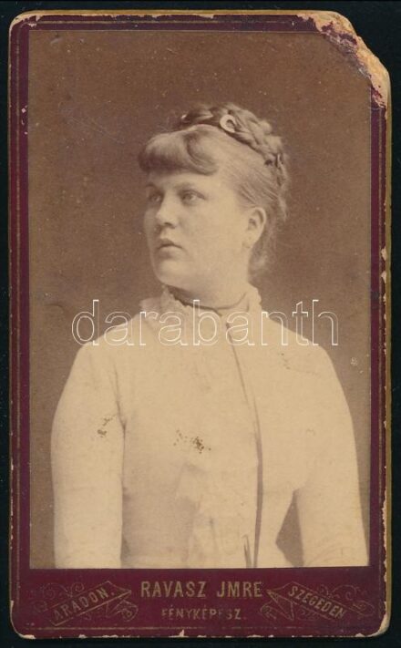 cca 1890 Hölgy portréja, keményhátú fotó Ravasz Imre aradi műterméből, vizitkártya, egyik sarka sérült, hátoldalán ragasztásnyomok, 11x6,5 cm
