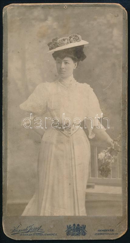 cca 1890-1900 Elegáns hölgy (Pék Mária) portréja, keményhátú fotó Kossak József temesvári műterméből, hátoldalán feliratozott, 15,5x8 cm