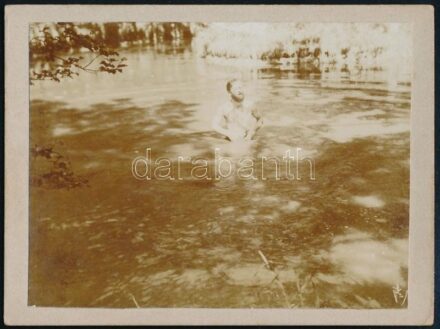 cca 1910 Tóban fürdő férfi (Hans Würtz), hátoldalán feliratozott keményhátú fotó, 12x9 cm