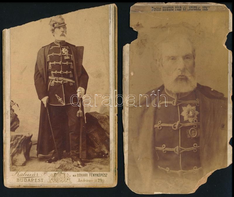 cca 1910 Feld Zsigmond (Sigmund Feld) (1849-1939) színész, színházigazgató Bem tábonok szerepében, jelmezben, 2 db keményhátú kabinetfotó Kalmár P. udvari fényképész budapesti műterméből, sérültek, hiányosak, 19x11 cm és