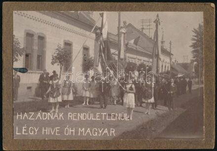 cca 1910-1920 'Hazádnak rendületlenül légy hive óh magyar', ünnepi felvonulás zászlókkal, fotó kartonon, 13x8,5 cm