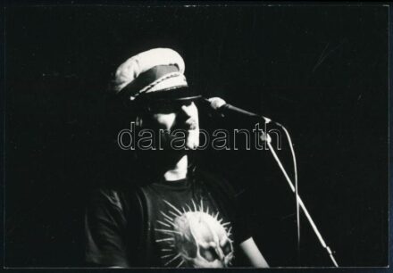 cca 1975 Nagy Feró, a Beatrice együttes énekese, zárt téri koncertfotó. 9×13 cm