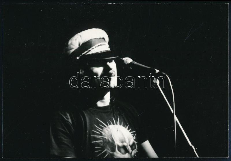 cca 1975 Nagy Feró, a Beatrice együttes énekese, zárt téri koncertfotó. 9×13 cm