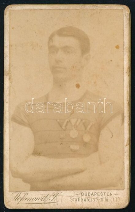 1891 Sportoló kitüntetésekkel, keményhátú fotó Stefanovits I. budapesti műterméből, vizitkártya, hátoldalán dátumozott, 8x5 cm