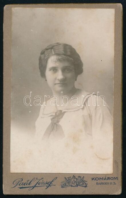 1915 Hölgy (Kassai Gyuláné) portréja, keményhátú fotó Paál József komáromi műterméből, vizitkártya, hátoldalán feliratozott, 10,5x6,5 cm