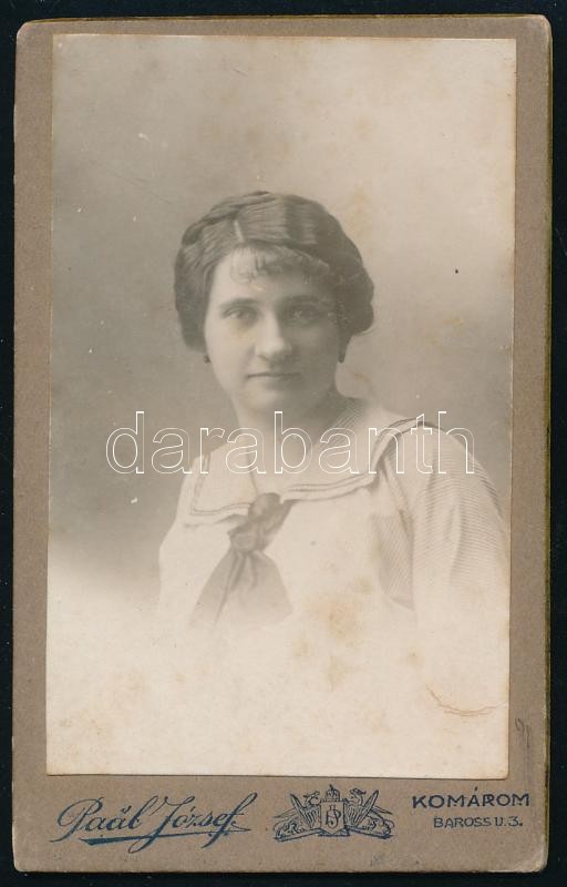 1915 Hölgy (Kassai Gyuláné) portréja, keményhátú fotó Paál József komáromi műterméből, vizitkártya, hátoldalán feliratozott, 10,5x6,5 cm
